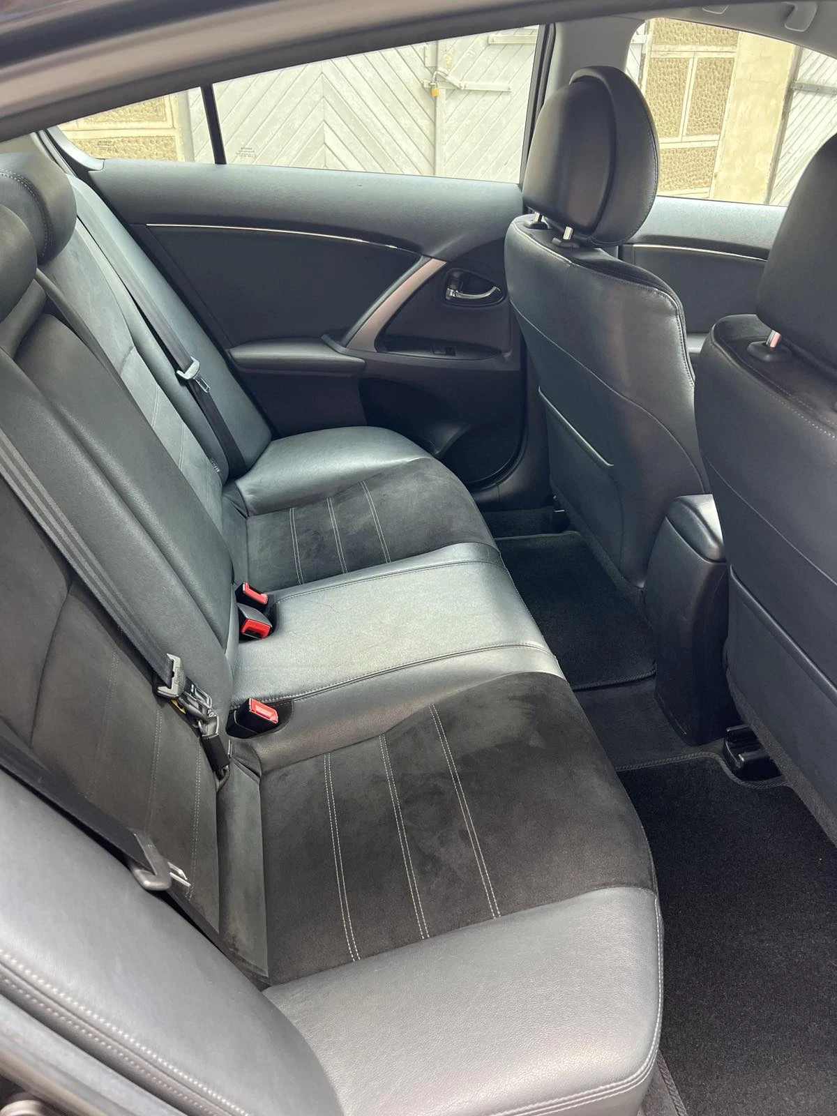Toyota Avensis 2.0 D-4D - изображение 8