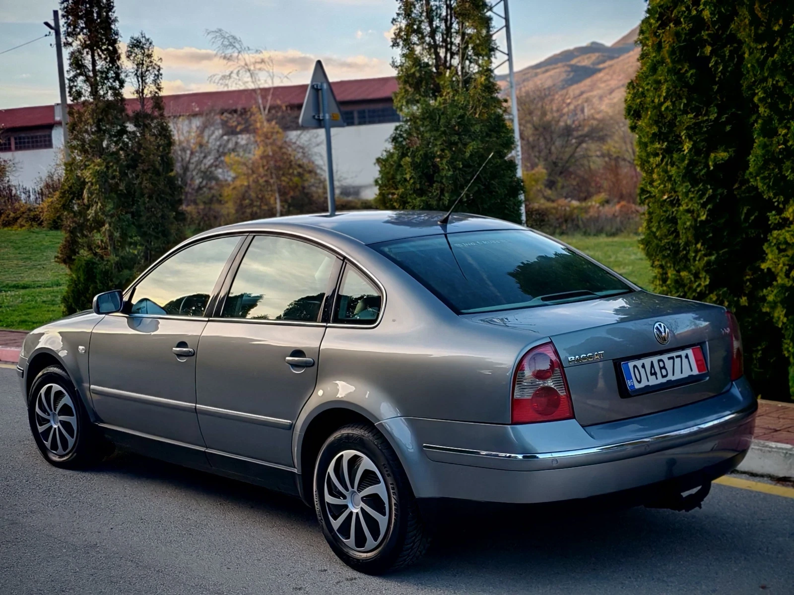 VW Passat 1.9TDI(101)* HIGHLINE* СЕДАН* НОВ ВНОС*  - изображение 4