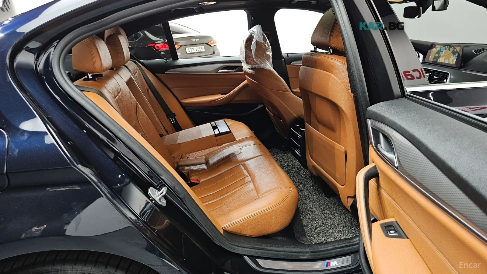 BMW 530 XDRIVE* MSPORT* DISTRONIC* КАМЕРА* ХЕДЪП* ПОДГРЕВ*, снимка 10 - Автомобили и джипове - 56182396