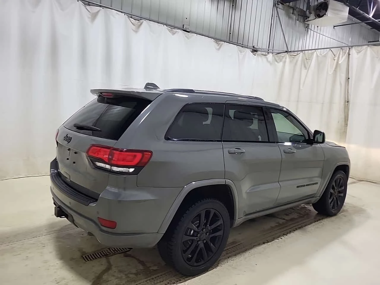 Jeep Grand cherokee  ALTITUDE| PANORAMA| ПОДГРЕВИ| 2 КЛЮЧА| , снимка 3 - Автомобили и джипове - 54777476
