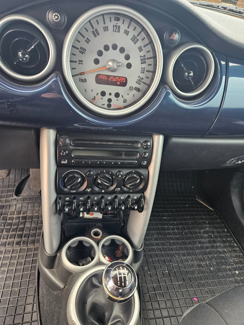 Mini Cooper 1 6i klima, снимка 10 - Автомобили и джипове - 48462178