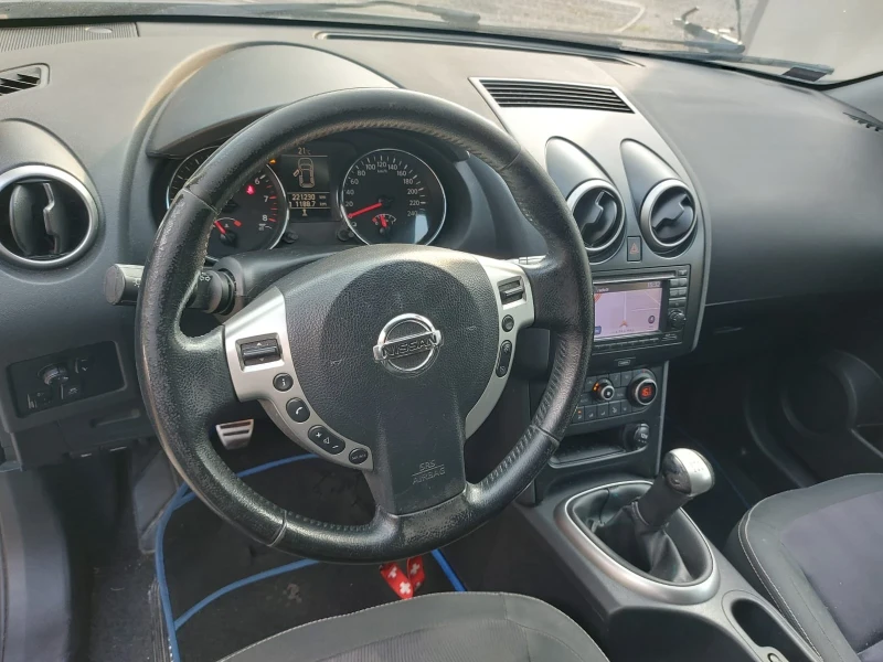 Nissan Qashqai 1.6 бензин Швейцария 360 градуса камера , снимка 12 - Автомобили и джипове - 52772389