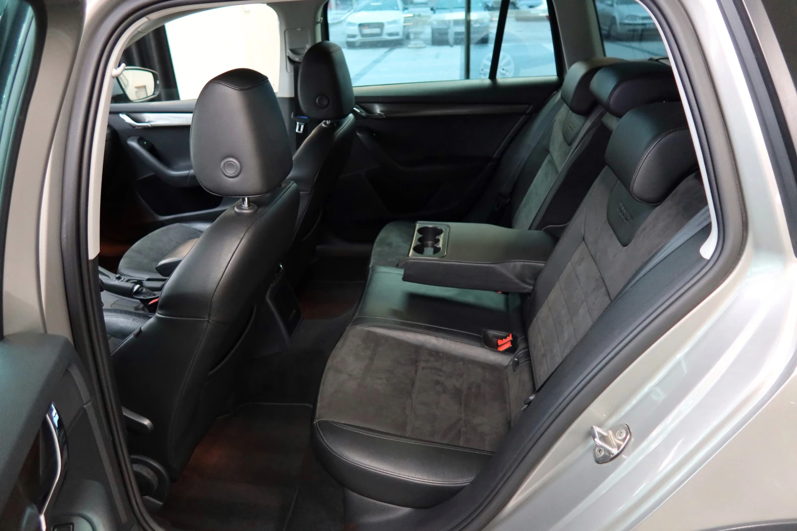 Skoda Octavia Scout 2.0TDI 184�.� 4�4* Xennon* Full | Mobile.bg � ����������� 15