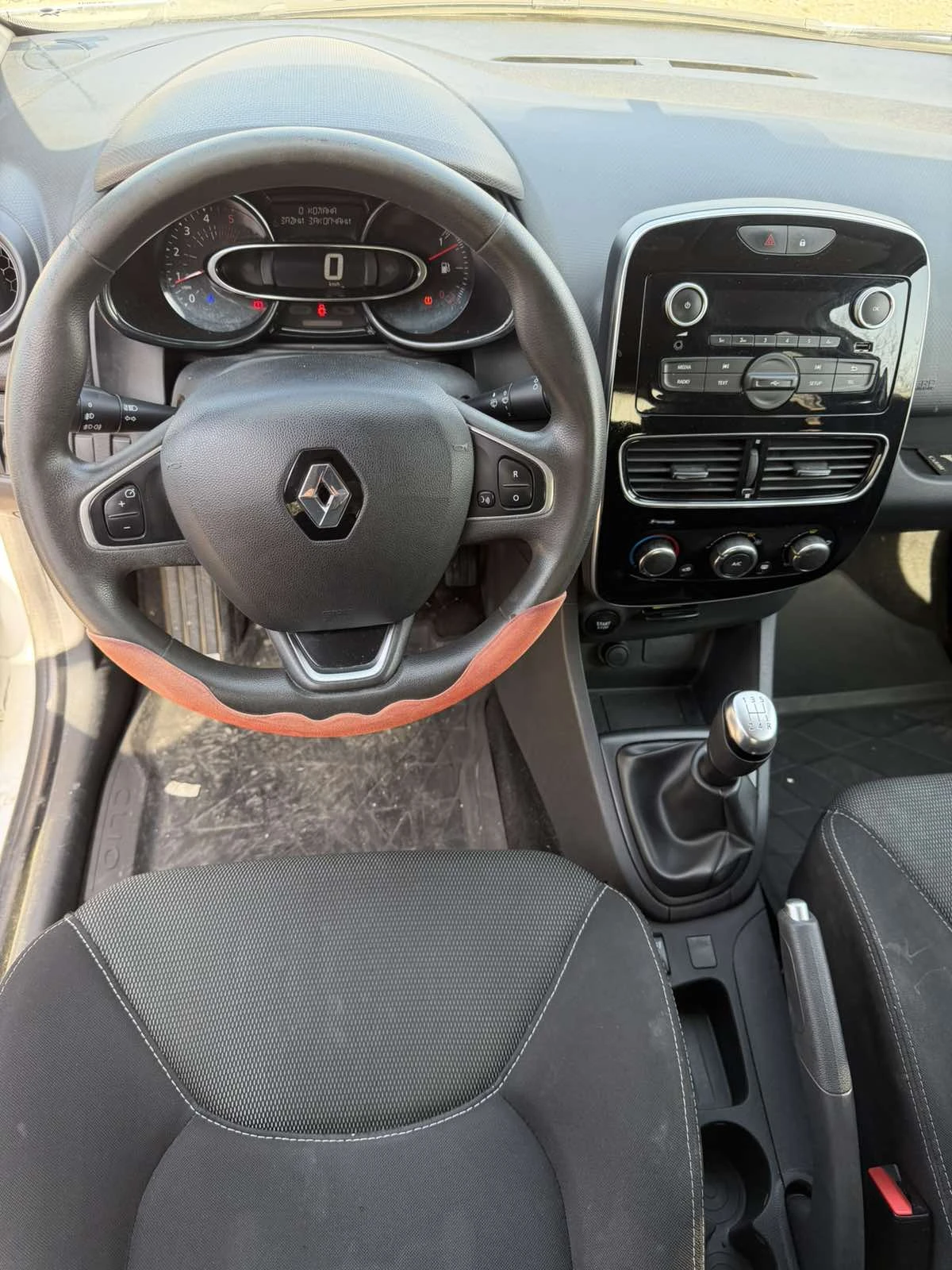 Renault Clio 0.9SCe/75k.c., снимка 11 - Автомобили и джипове - 53800705