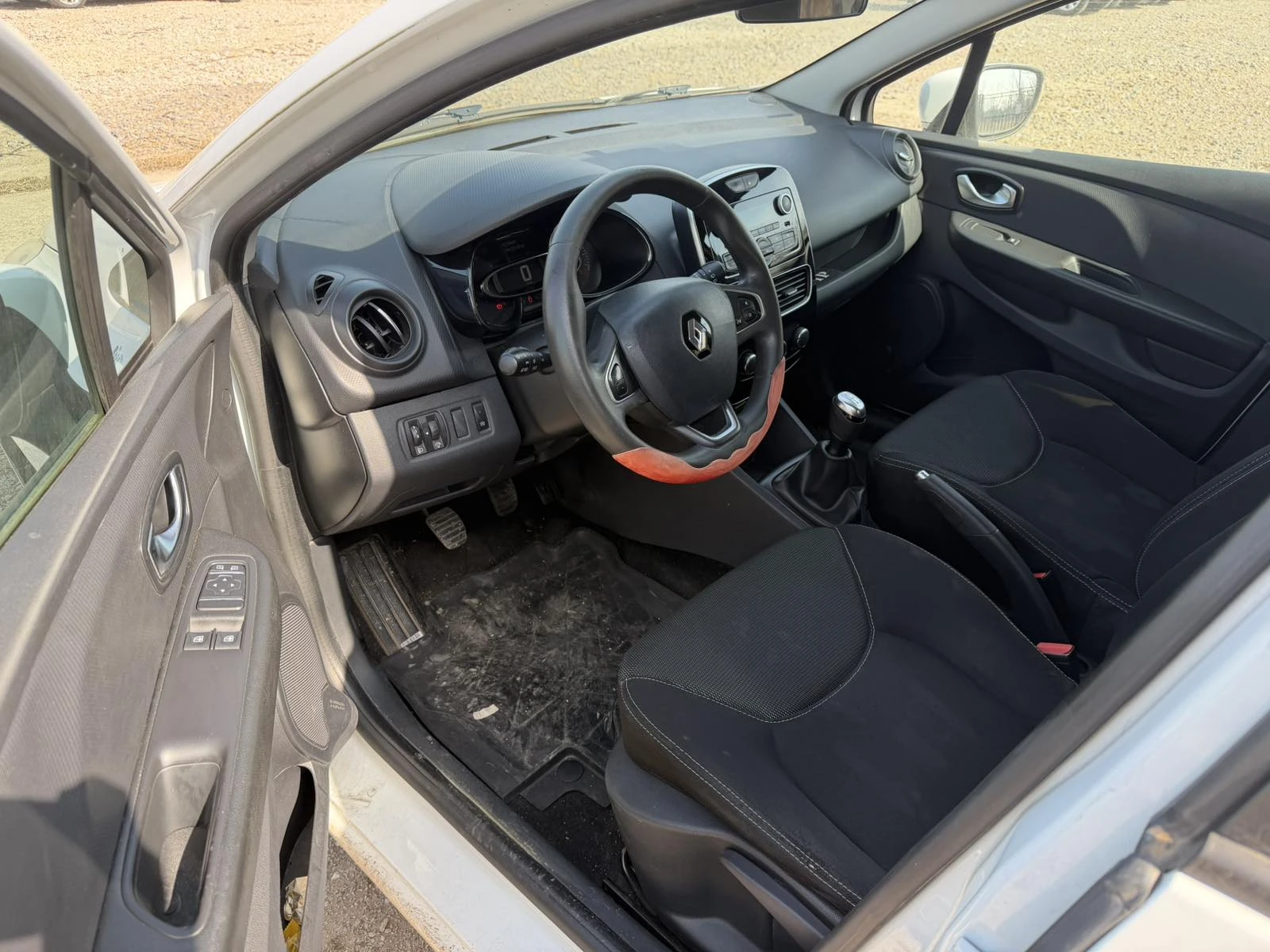 Renault Clio 0.9SCe/75k.c., снимка 9 - Автомобили и джипове - 53800705