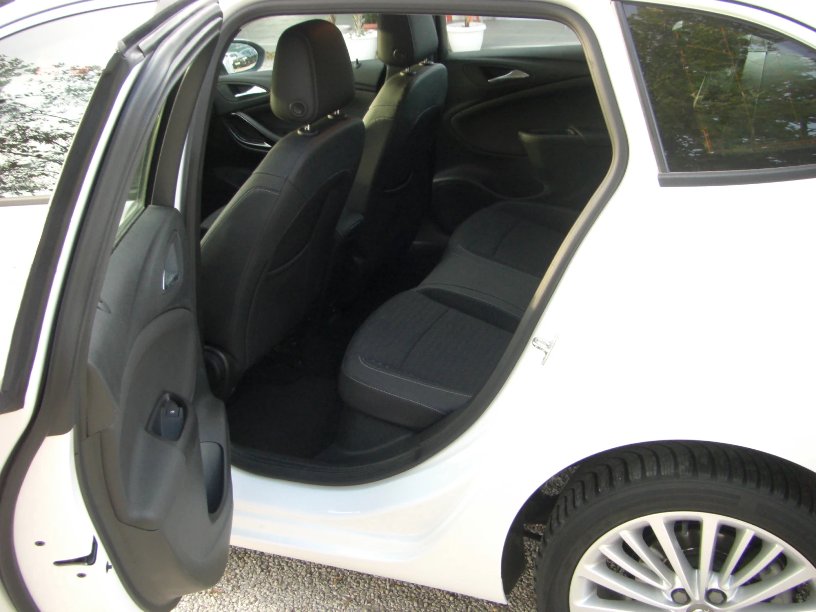 Opel Astra 1.6cdti COSMO DISTANS Tourer LED EV 6+ , снимка 13 - Автомобили и джипове - 53907761