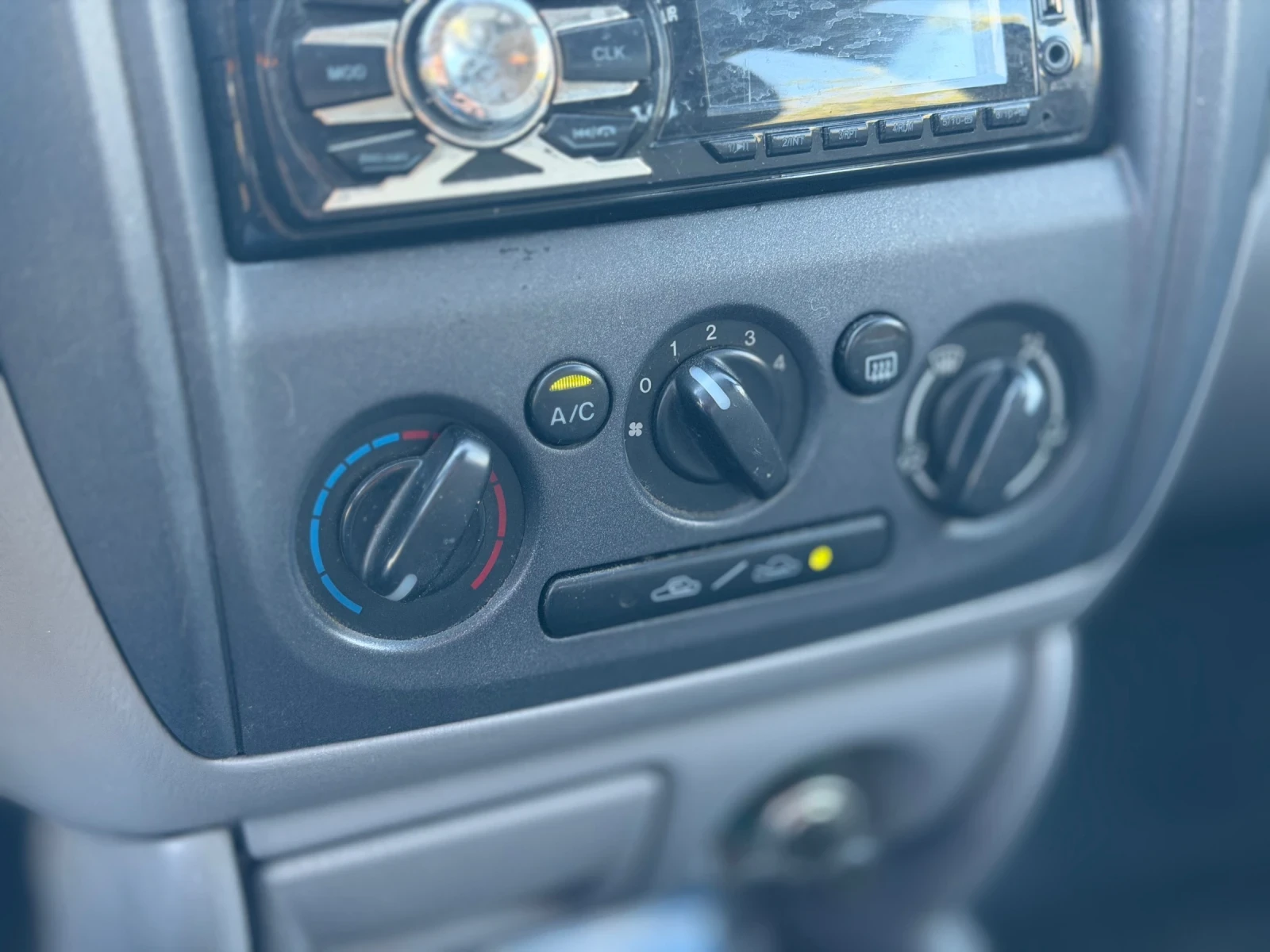 Mazda 323 1.3i КЛИМАТИК, снимка 9 - Автомобили и джипове - 54321782