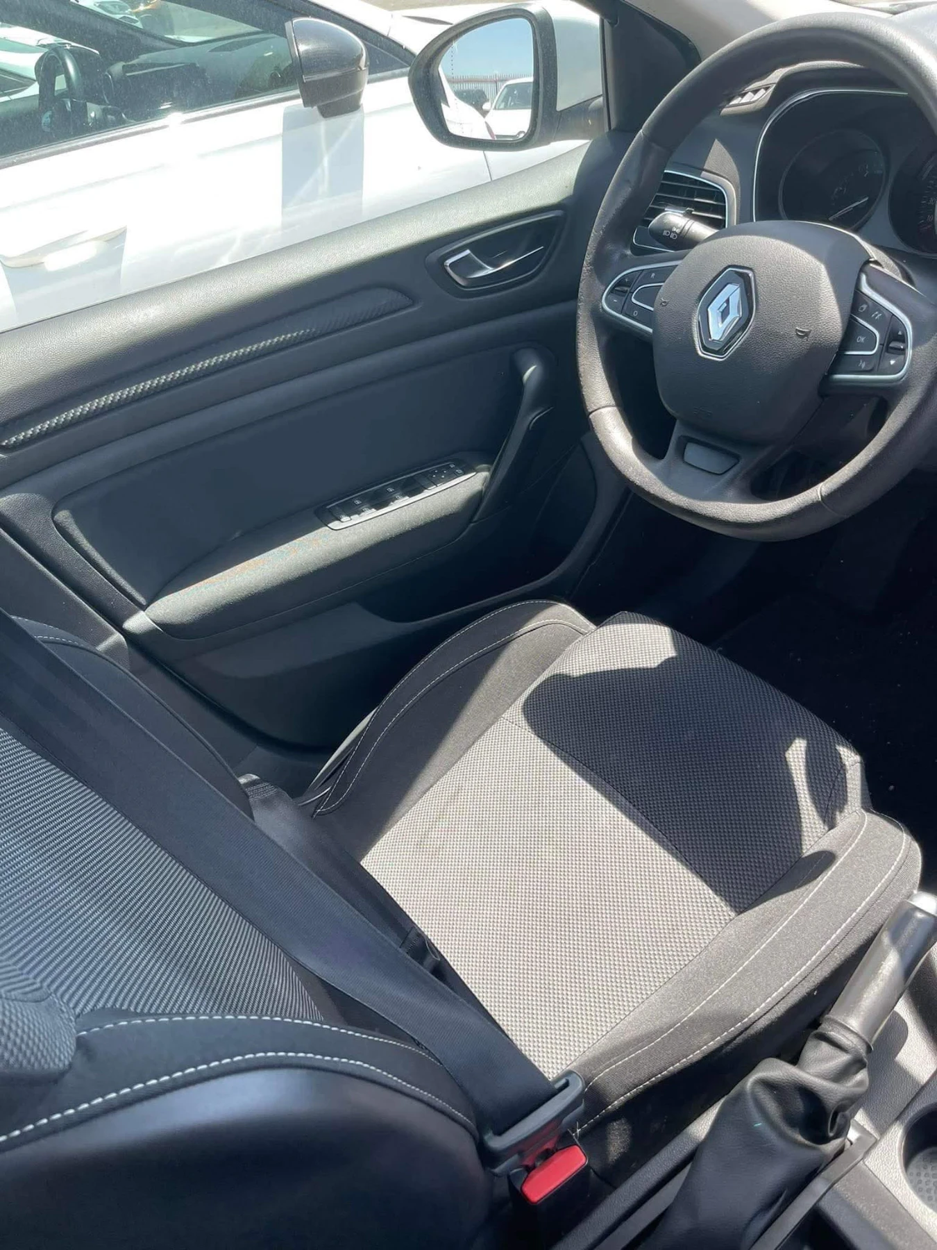 Renault Megane 1.5 dCi, снимка 4 - Автомобили и джипове - 54322303