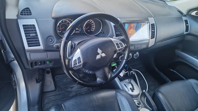 Mitsubishi Outlander, снимка 12 - Автомобили и джипове - 48651340