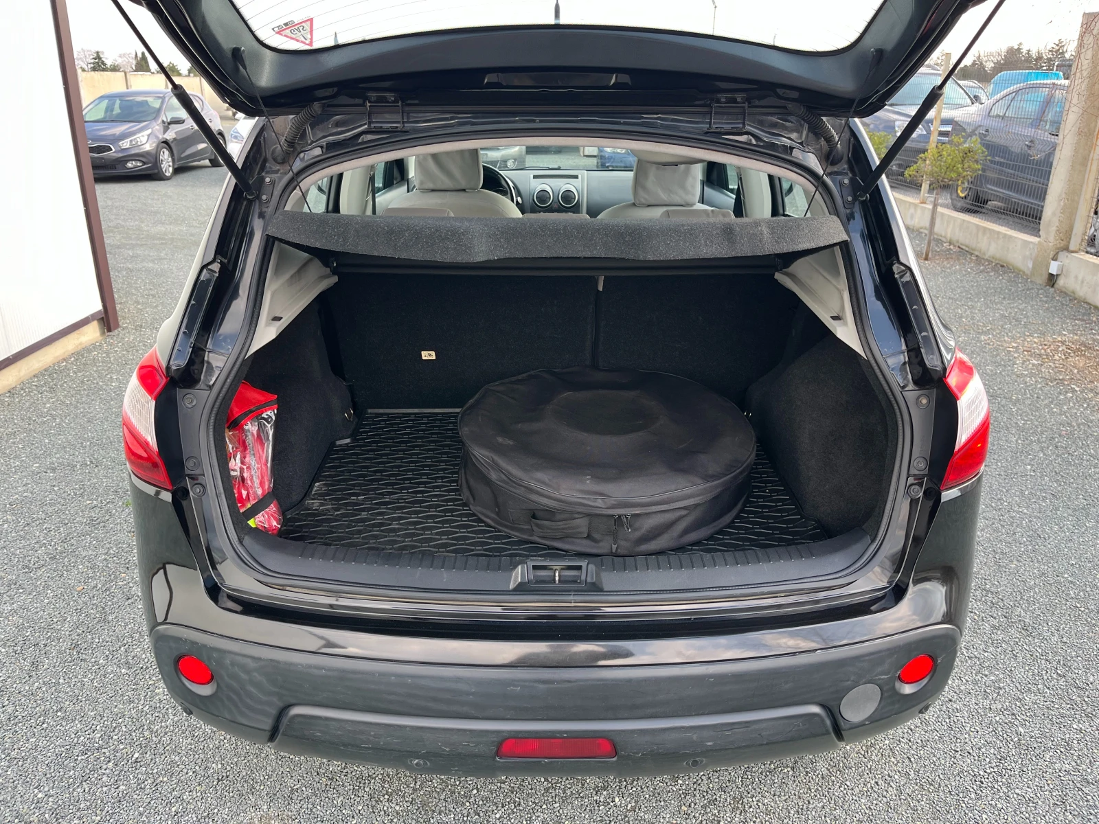 Nissan Qashqai 1.6i-Газов Инжекцион, снимка 15 - Автомобили и джипове - 54053773