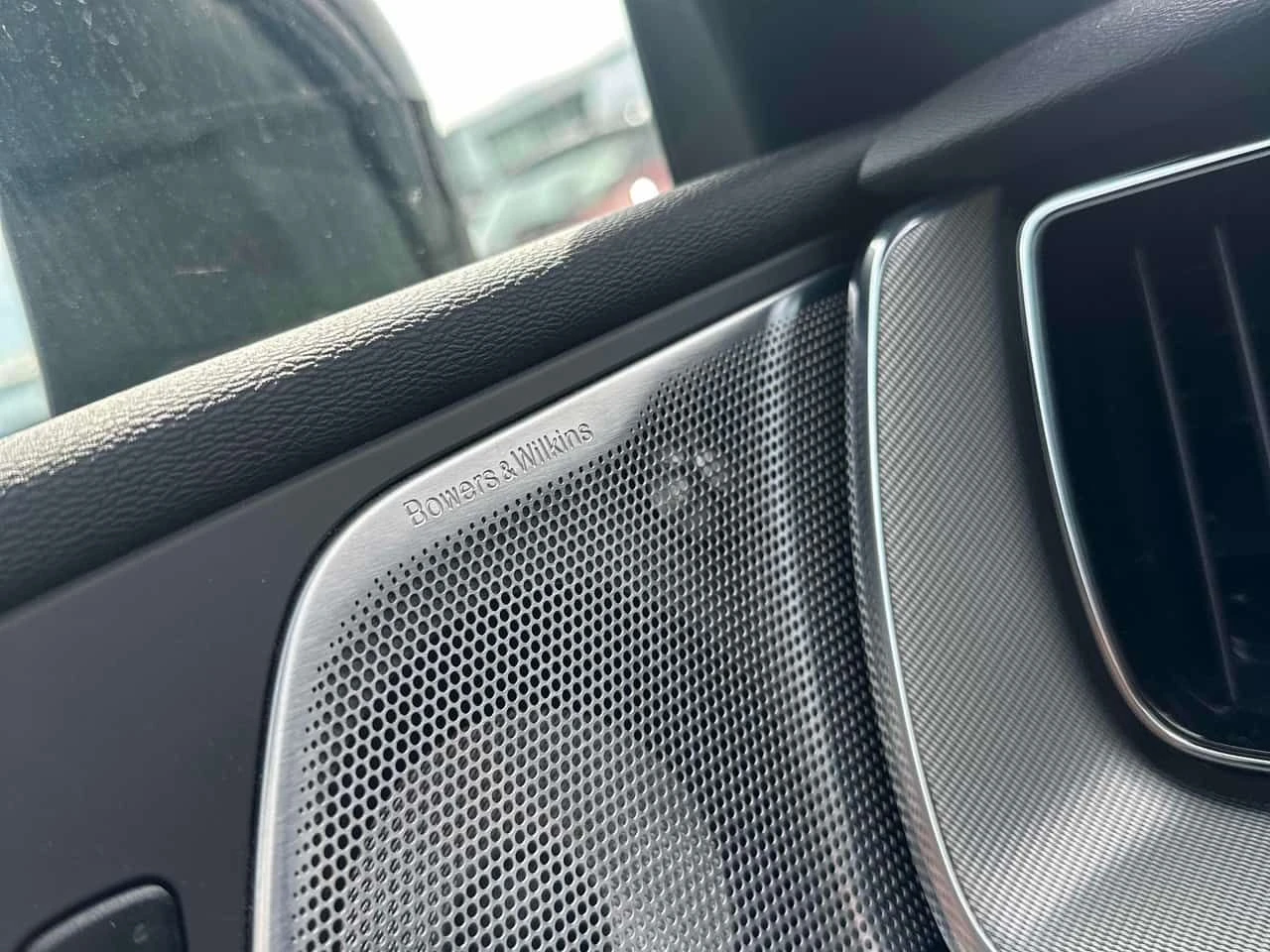 Volvo XC60 R Design/ПАНОРАМА/BOWERS & WILKINS/АВТОФИНАНСИРАНЕ, снимка 10 - Автомобили и джипове - 54903920