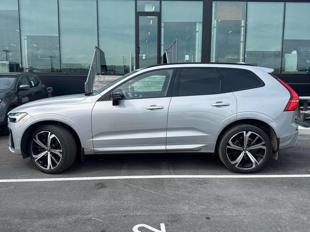 Volvo XC60 R Design/ПАНОРАМА/BOWERS & WILKINS/АВТОФИНАНСИРАНЕ, снимка 3 - Автомобили и джипове - 54903920