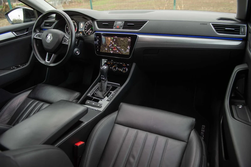 Skoda Superb AmbientLight, Park assist, distronic , снимка 7 - Автомобили и джипове - 52395650