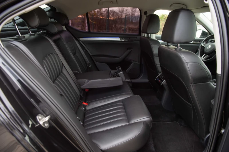 Skoda Superb AmbientLight, Park assist, distronic , снимка 10 - Автомобили и джипове - 52395650