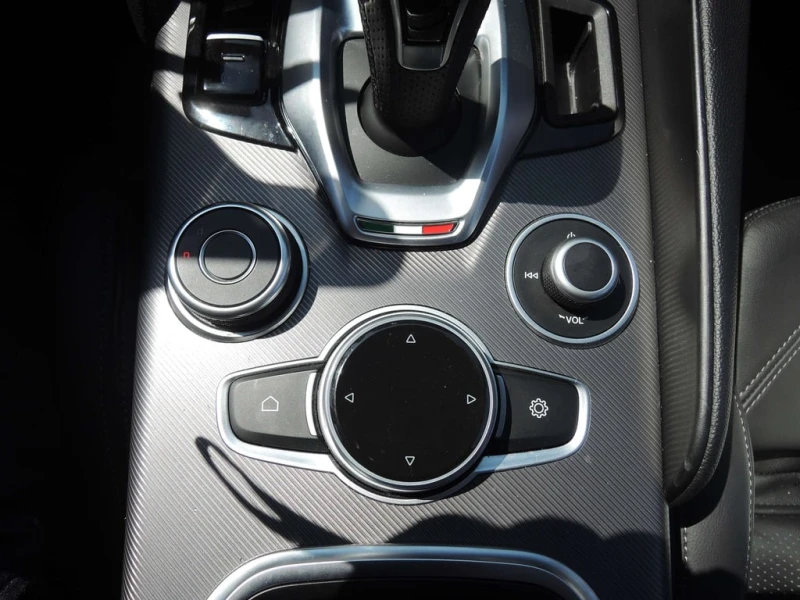 Alfa Romeo Giulia * CARFAX * ЦЕНА ДО БГ, снимка 13 - Автомобили и джипове - 53108316