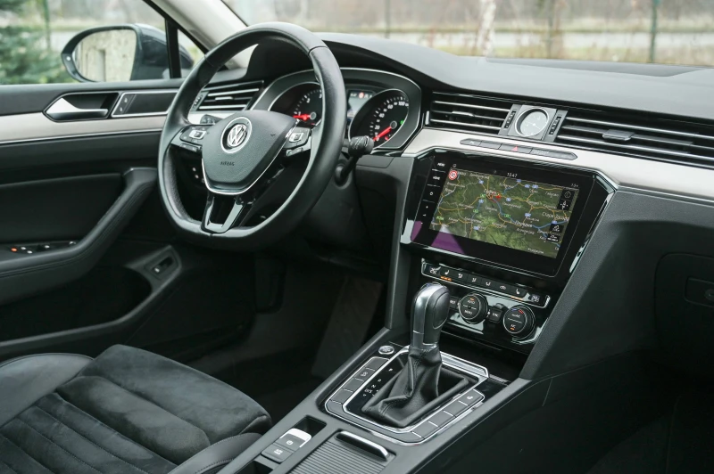 VW Passat 2.0TDI* Highline* Matrix* ACC* Germany, снимка 13 - Автомобили и джипове - 53203993