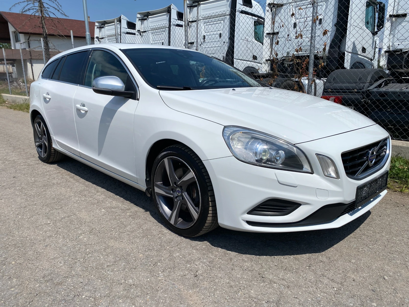 Volvo V60 2.4D R-Design AWD - изображение 6