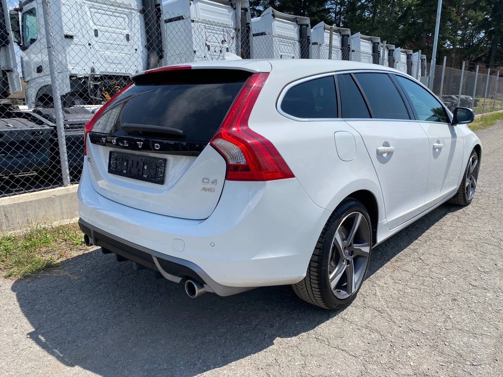 Volvo V60 2.4D R-Design AWD - изображение 4