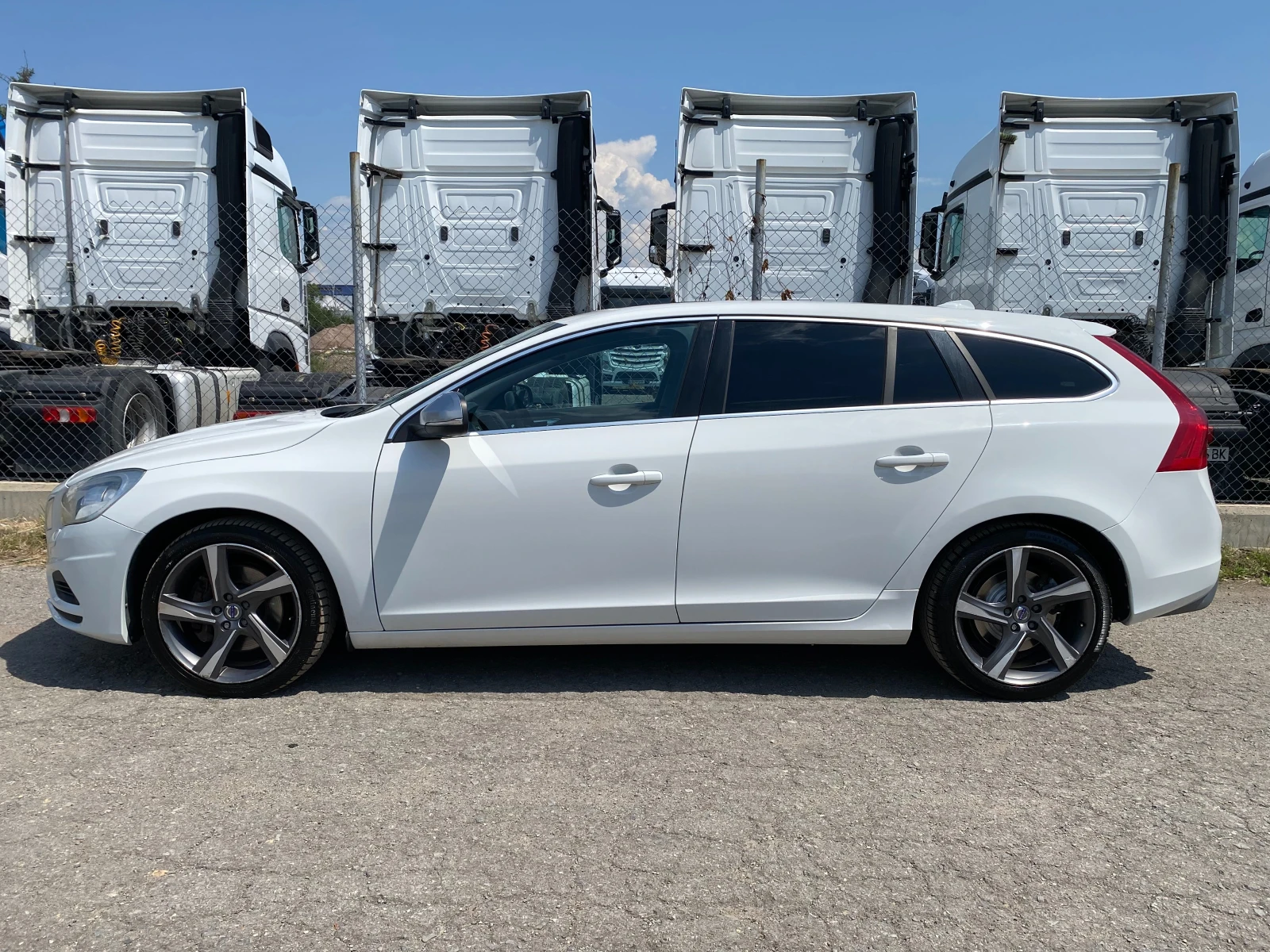 Volvo V60 2.4D R-Design AWD - изображение 2