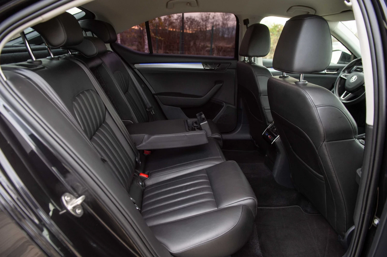 Skoda Superb AmbientLight, Park assist, distronic  - изображение 10
