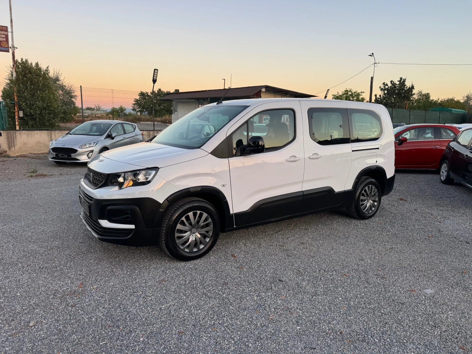 Peugeot Rifter 1.5d M1 L2 5seads!! NAVI! 6speed!! 2броя!!, снимка 3 - Автомобили и джипове - 56011512