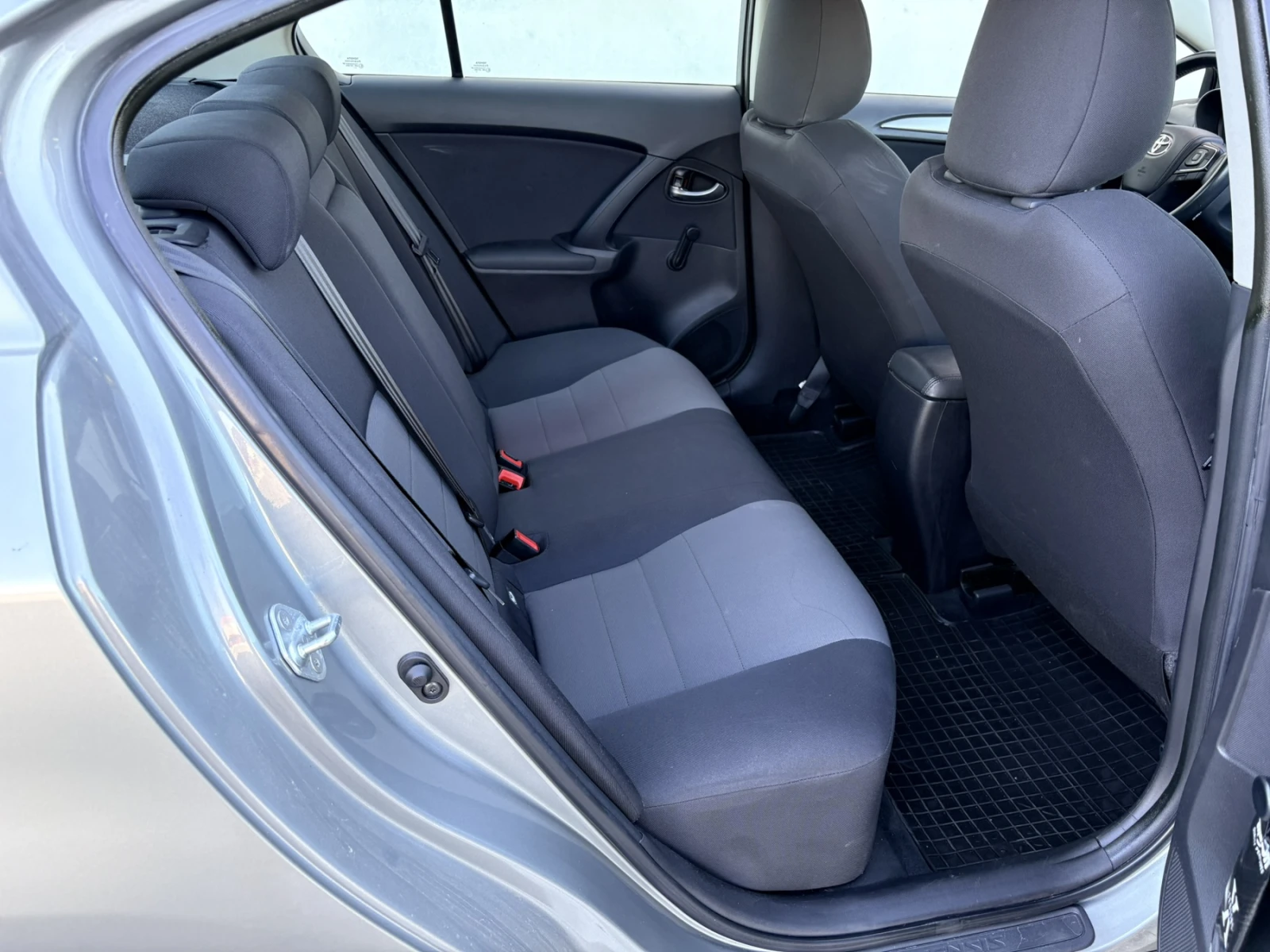 Toyota Avensis III 1.6VVT-i, снимка 14 - Автомобили и джипове - 56059045
