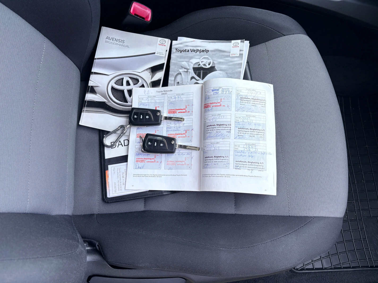 Toyota Avensis III 1.6VVT-i, снимка 13 - Автомобили и джипове - 56059045