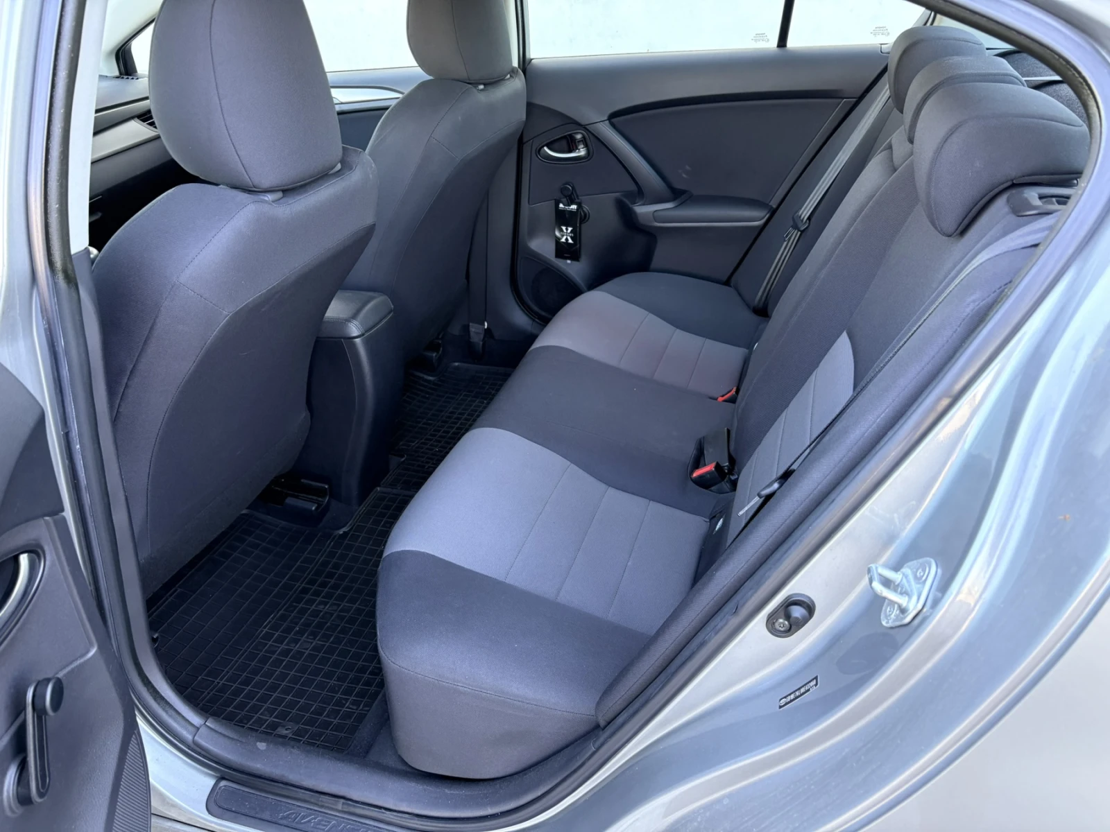 Toyota Avensis III 1.6VVT-i, снимка 10 - Автомобили и джипове - 56059045