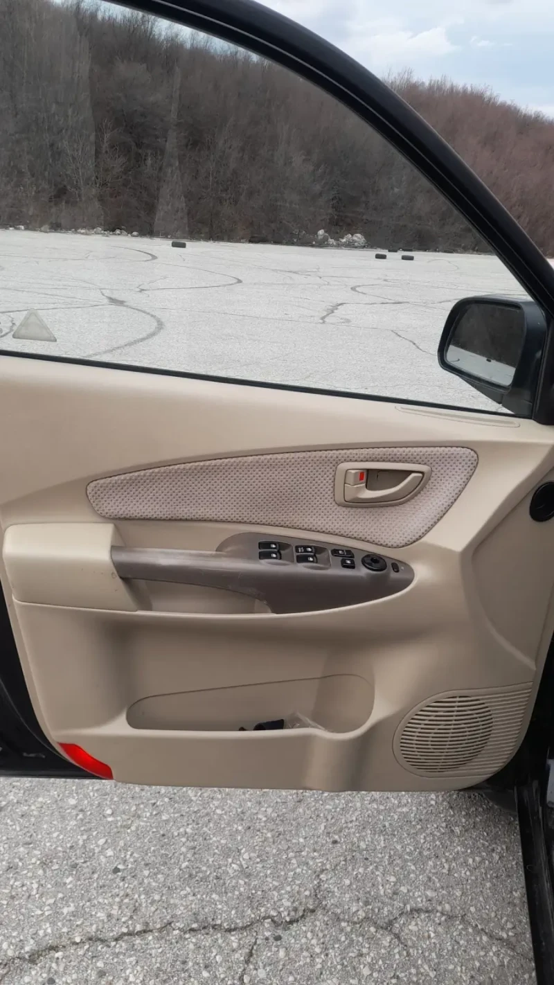 Hyundai Tucson 2.0 Газ/Бензин, снимка 12 - Автомобили и джипове - 52978728