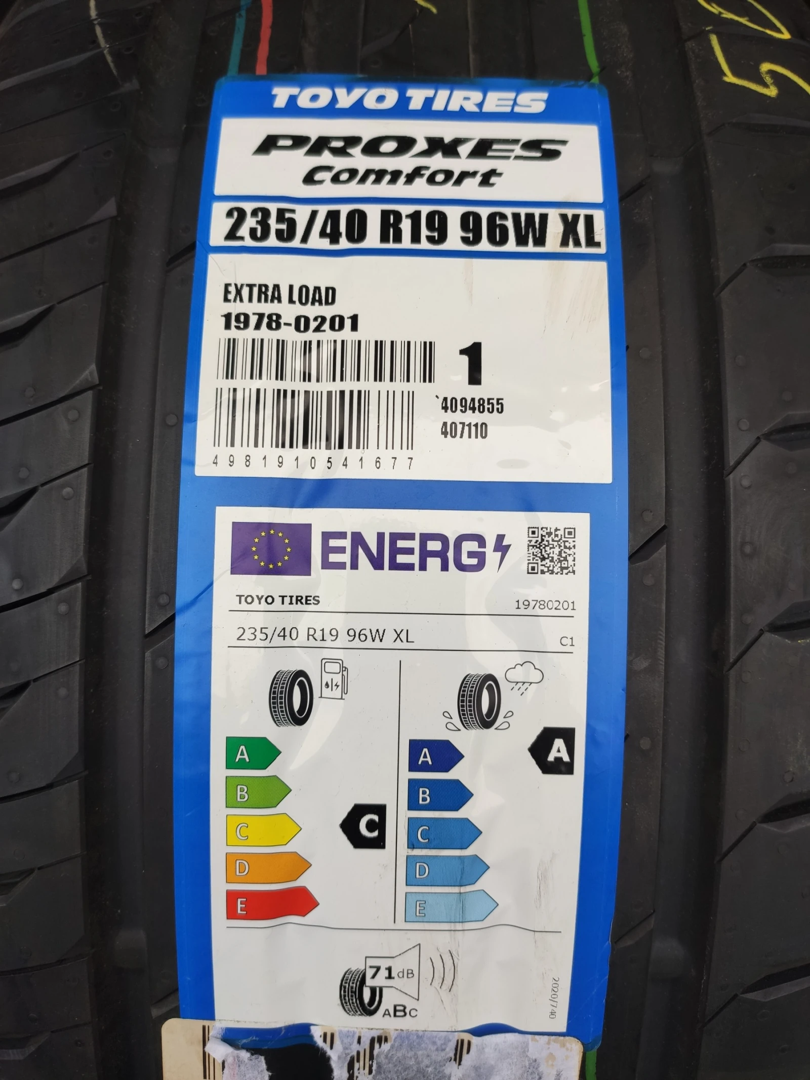 Гуми Летни 235/40R19, снимка 3 - Гуми и джанти - 54807163