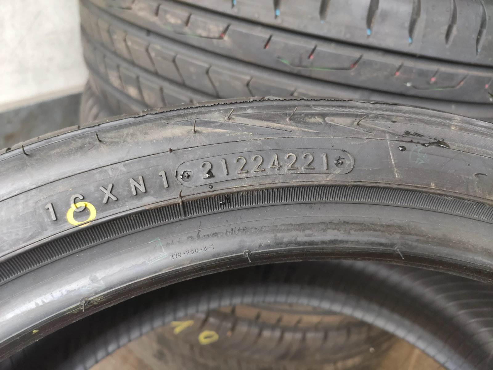 Гуми Летни 235/40R19, снимка 4 - Гуми и джанти - 54807163