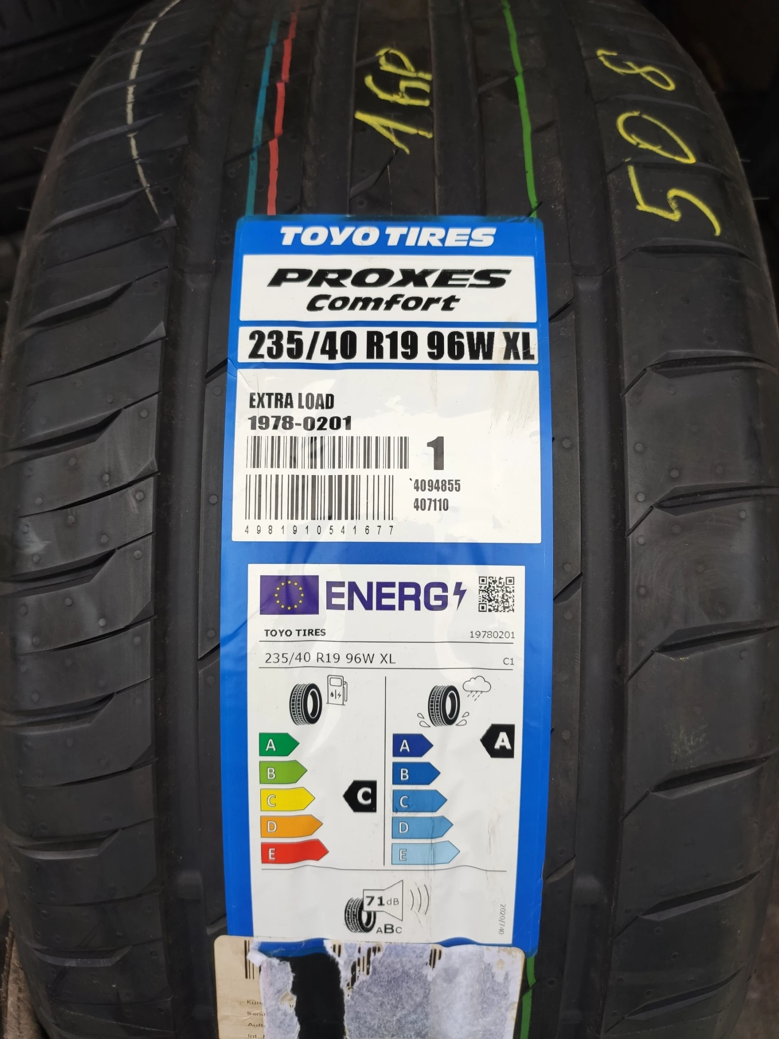 Гуми Летни 235/40R19, снимка 2 - Гуми и джанти - 54807163