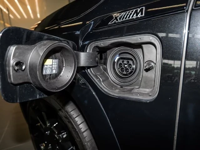 BMW XM 50exDRIVE/ICONIC GLOW/B&W/HUD/360/LASER/INDIVIDUAL, снимка 17 - Автомобили и джипове - 56005465