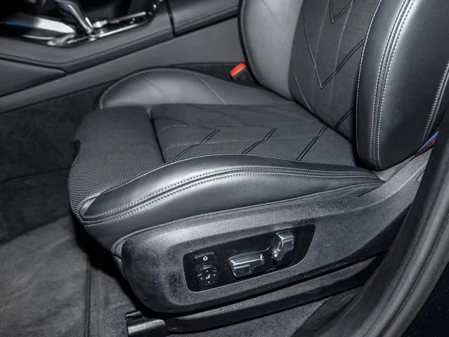 BMW XM 50exDRIVE/ICONIC GLOW/B&W/HUD/360/LASER/INDIVIDUAL, снимка 8 - Автомобили и джипове - 56005465