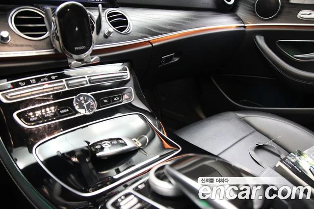 Mercedes-Benz E 200 | TOP SERVICE 87 K KM, снимка 16 - Автомобили и джипове - 56013772