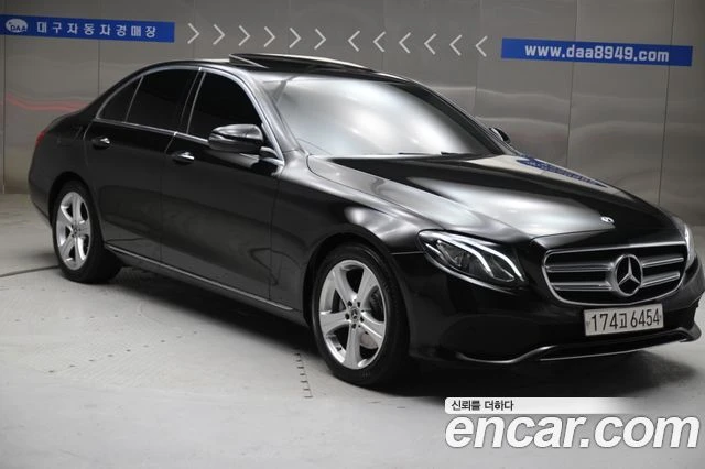 Mercedes-Benz E 200 | TOP SERVICE 87 K KM, снимка 3 - Автомобили и джипове - 56013772
