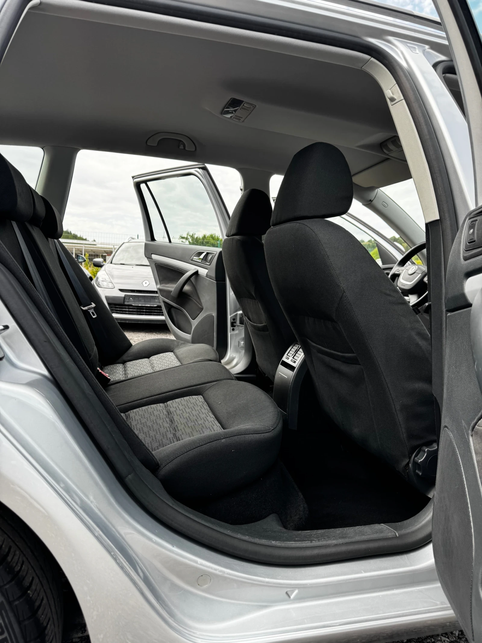 Skoda Octavia 1.6TDi- NAVI, снимка 8 - Автомобили и джипове - 55301098
