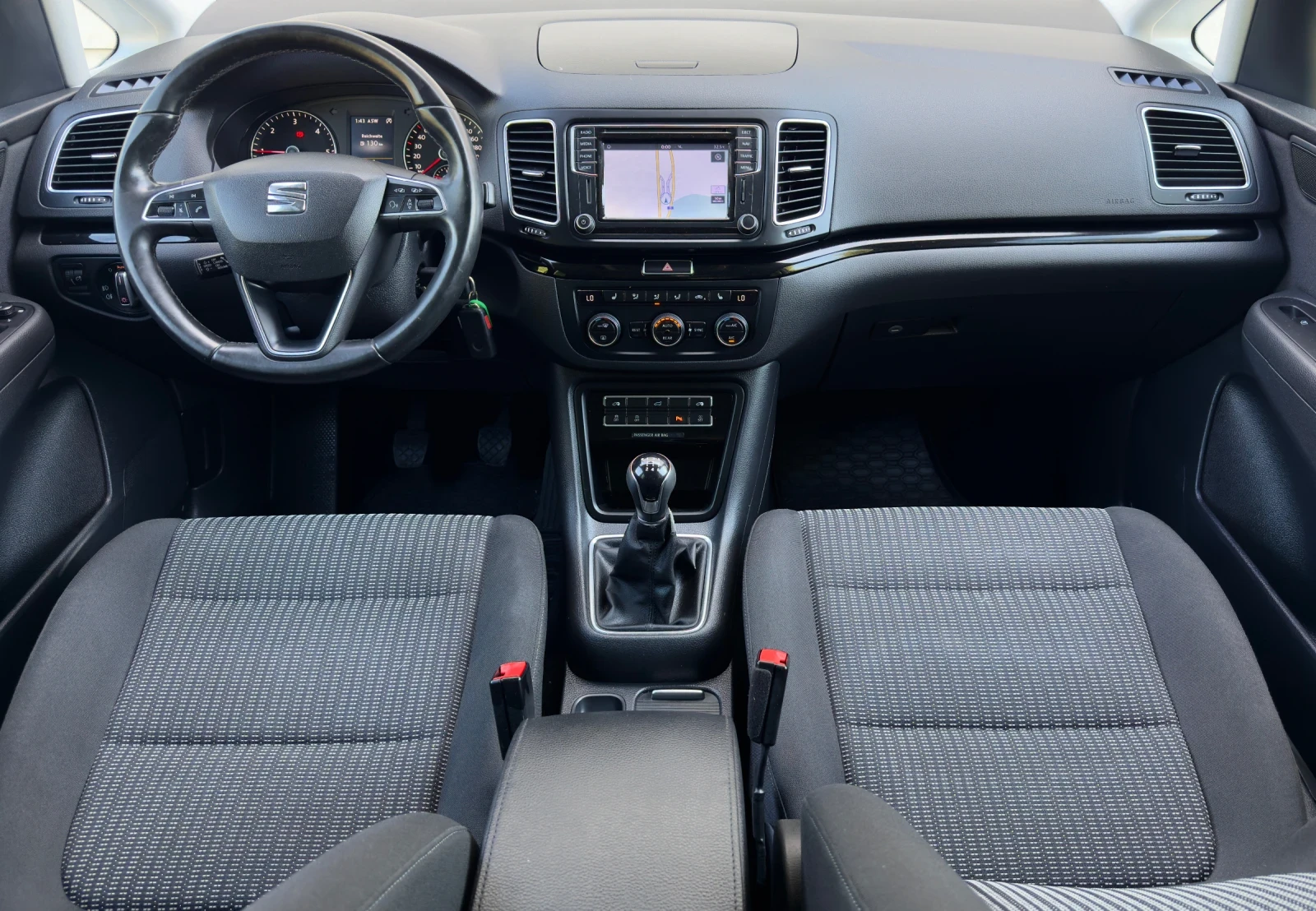 Seat Alhambra 2.0TDi//7местен* NAVI* XENON* CAMERA* LED, снимка 10 - Автомобили и джипове - 55731061
