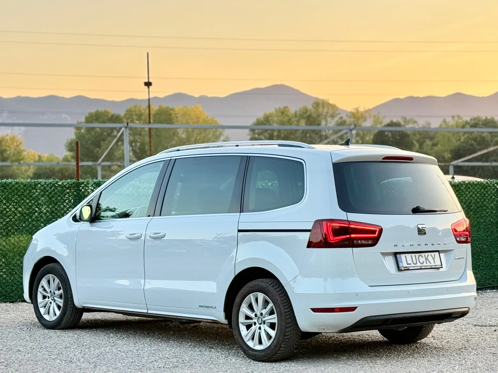 Seat Alhambra 2.0TDi//7местен* NAVI* XENON* CAMERA* LED, снимка 4 - Автомобили и джипове - 55731061