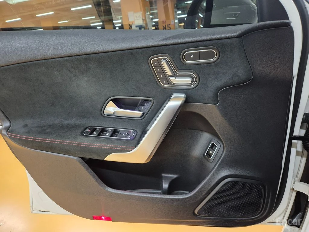 Mercedes-Benz A 35 AMG* 4MATIC* , снимка 7 - Автомобили и джипове - 56121771