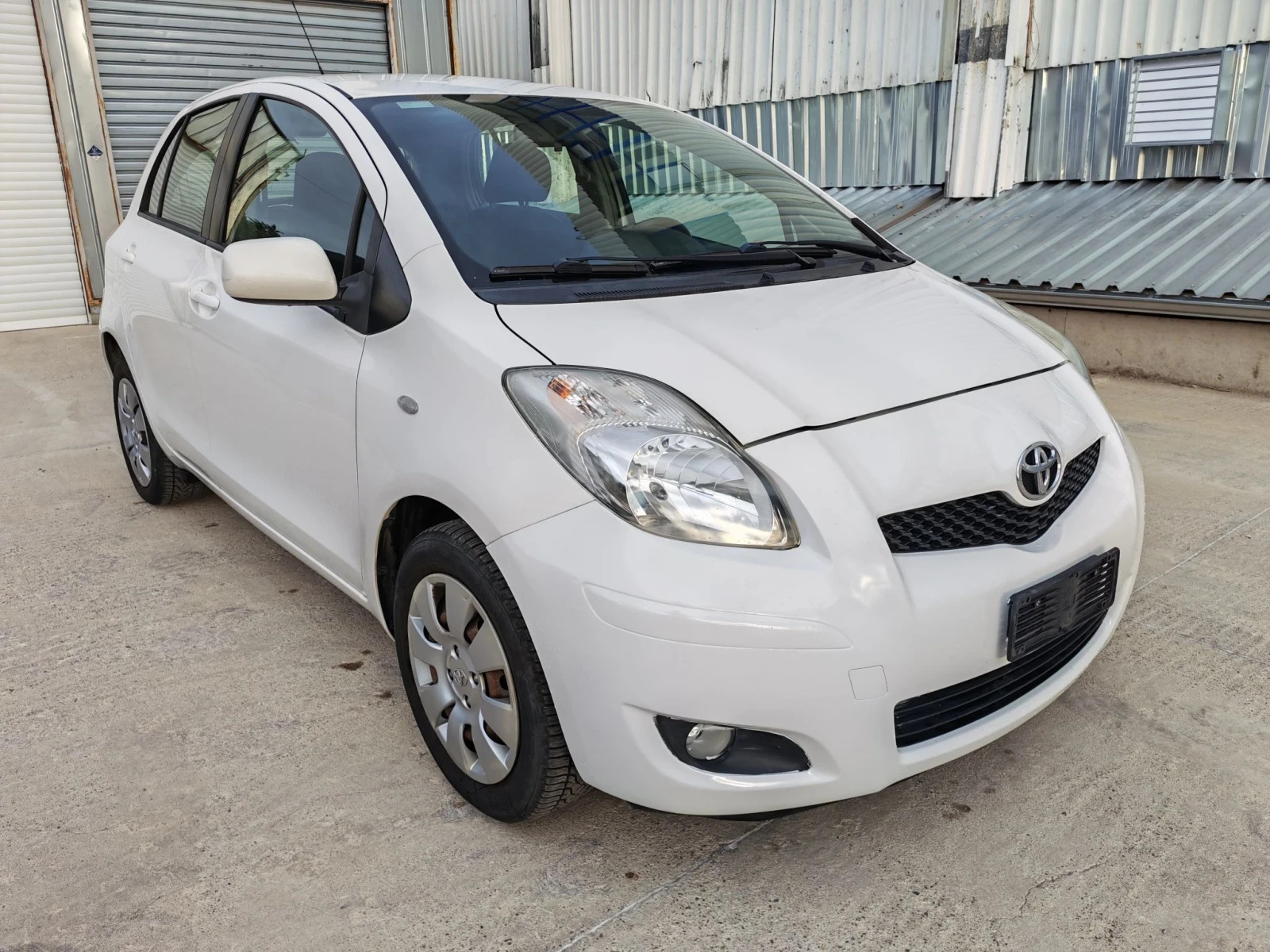 Toyota Yaris 1.0i , снимка 3 - Автомобили и джипове - 56166838