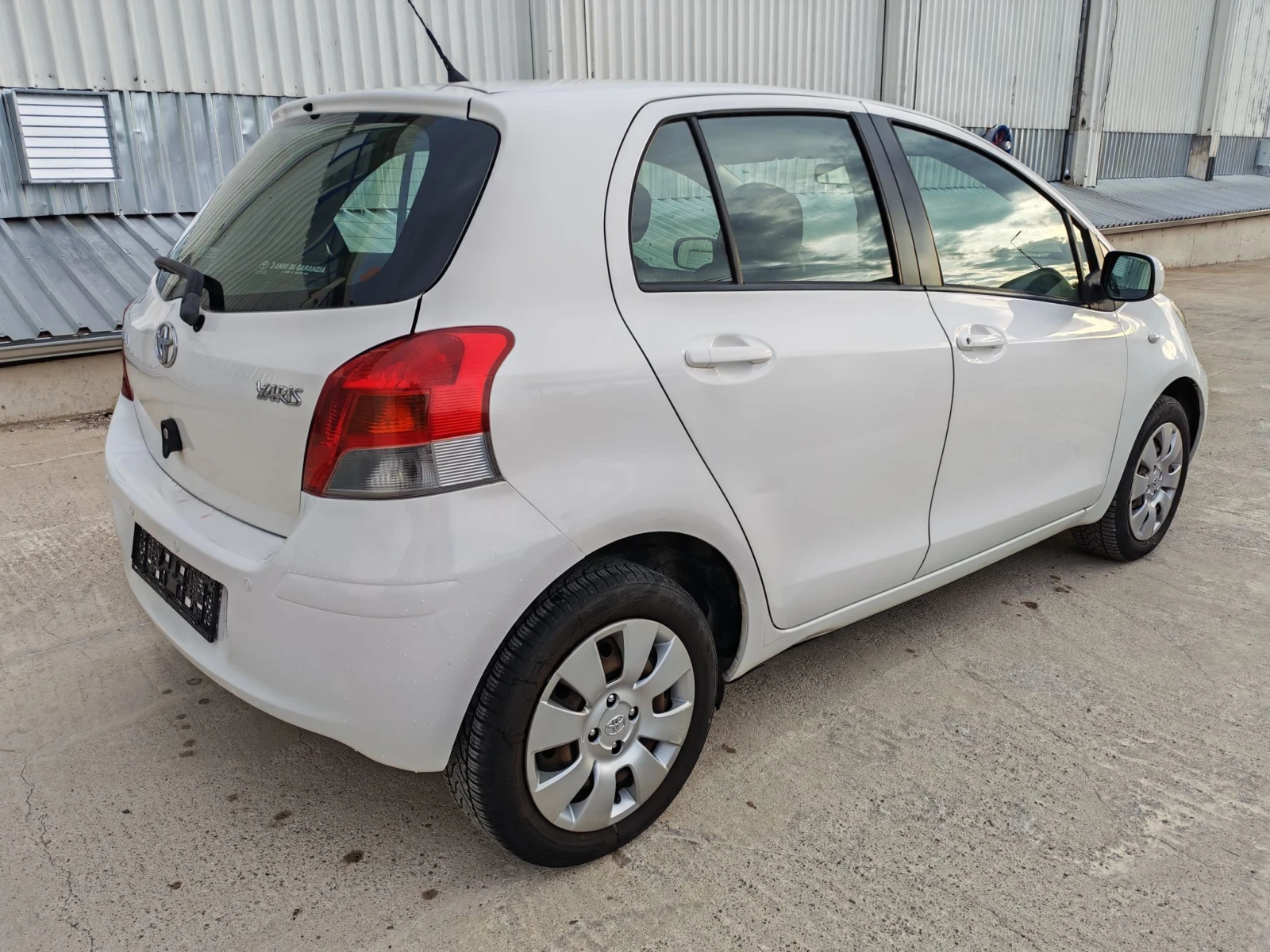 Toyota Yaris 1.0i , снимка 5 - Автомобили и джипове - 56166838
