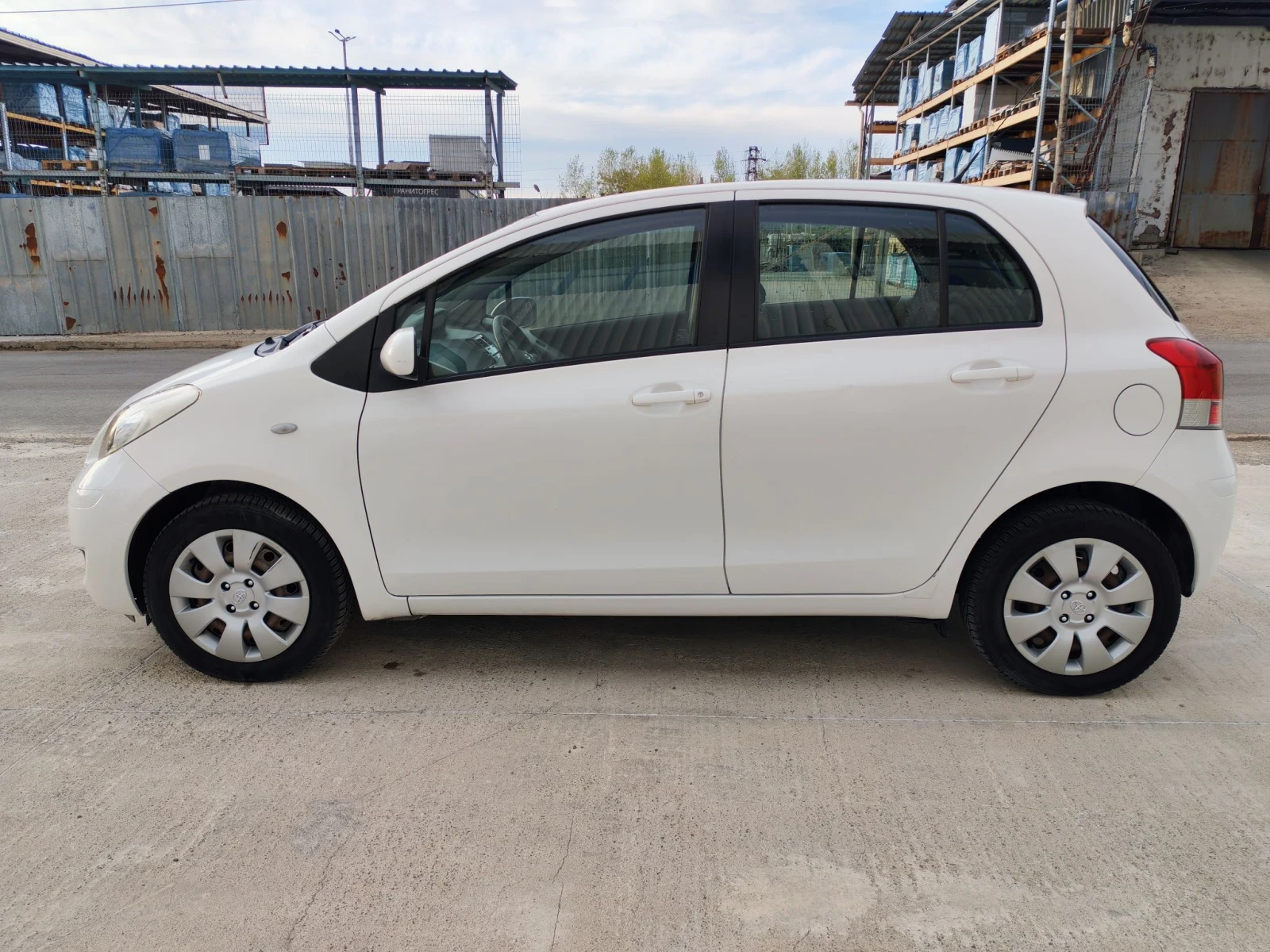 Toyota Yaris 1.0i , снимка 8 - Автомобили и джипове - 56166838