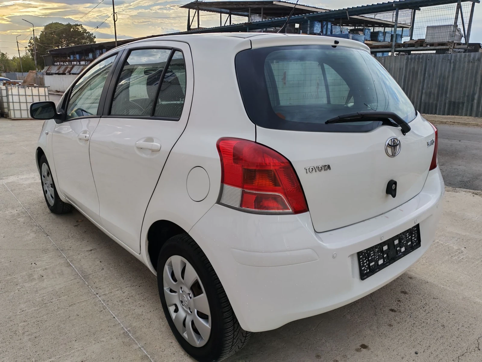Toyota Yaris 1.0i , снимка 7 - Автомобили и джипове - 56166838