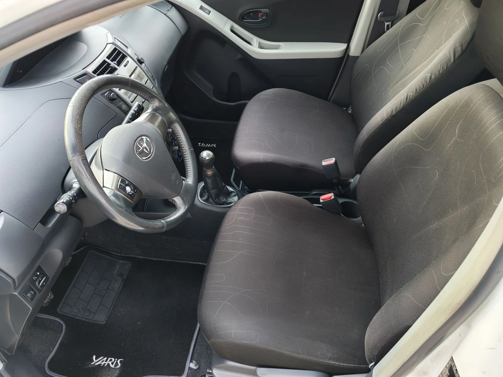 Toyota Yaris 1.0i , снимка 10 - Автомобили и джипове - 56166838
