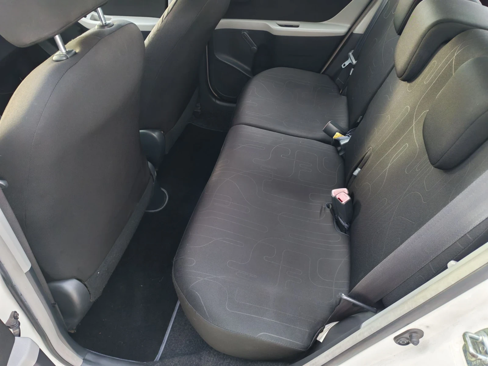 Toyota Yaris 1.0i , снимка 12 - Автомобили и джипове - 56166838