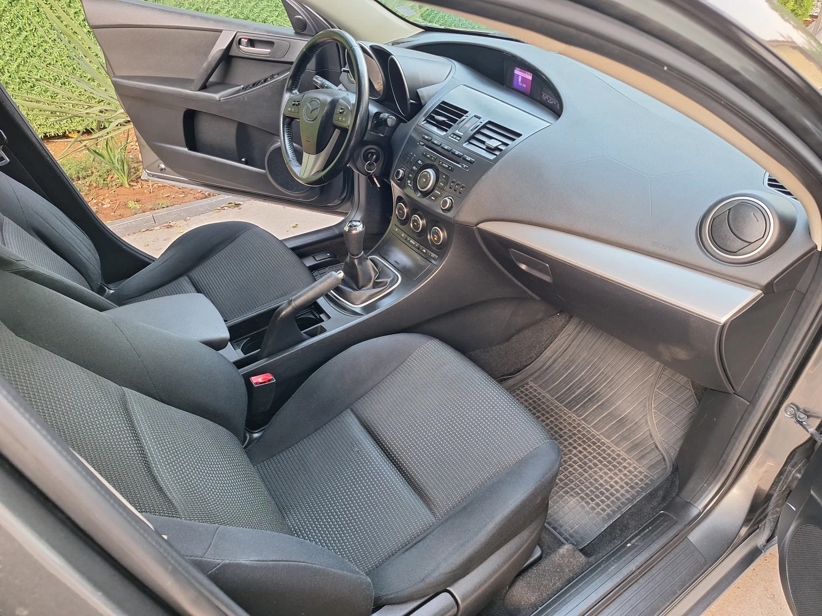 Mazda 3 1.6 hdi , снимка 11 - Автомобили и джипове - 56647659