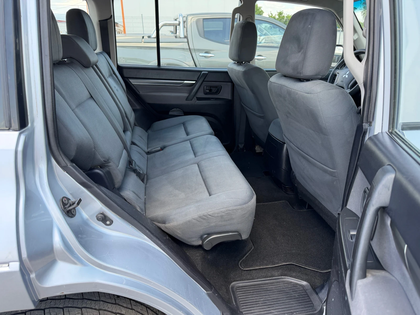 Mitsubishi Pajero 3.2 DI-D, снимка 12 - Автомобили и джипове - 54970577