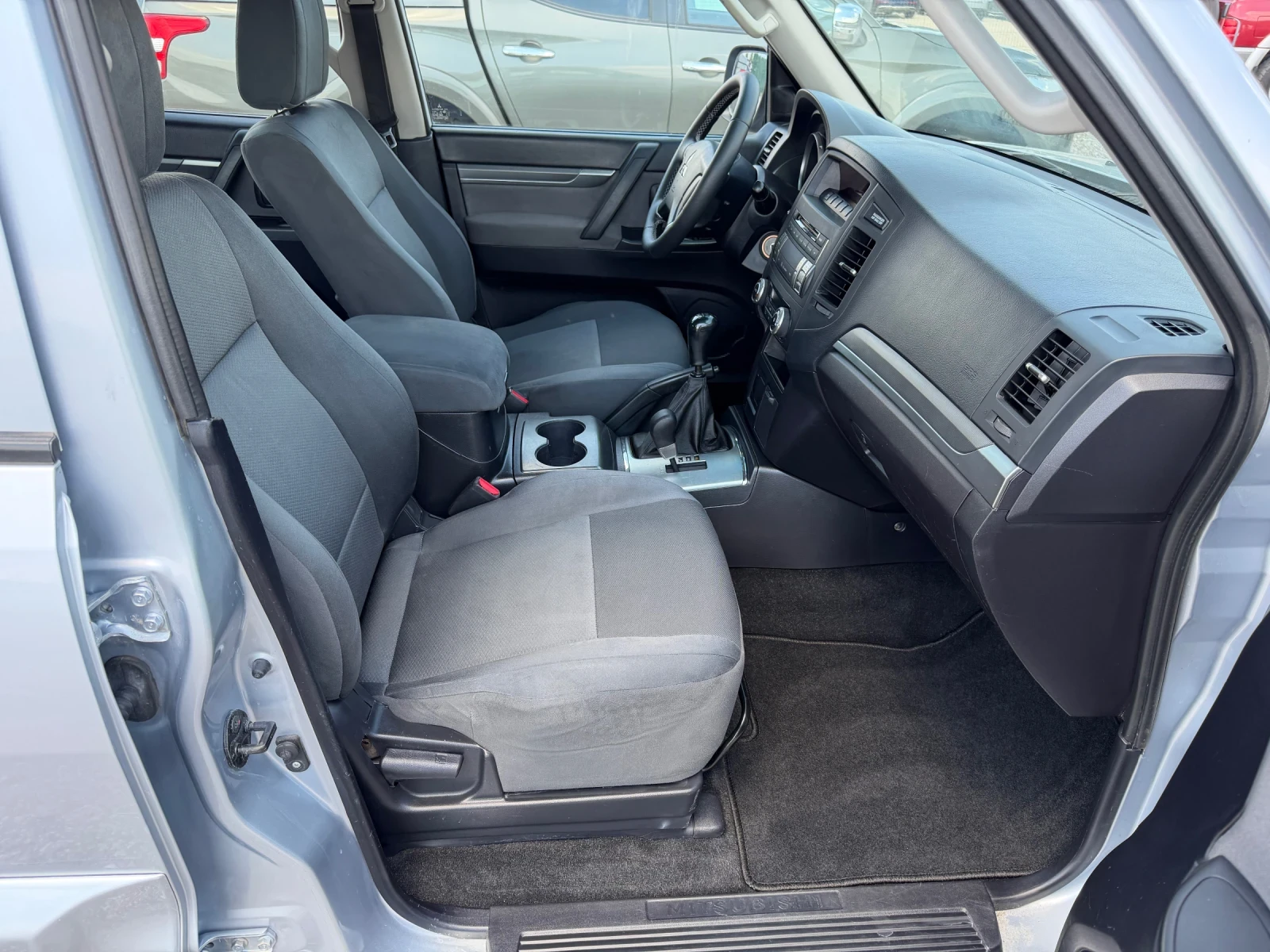 Mitsubishi Pajero 3.2 DI-D, снимка 11 - Автомобили и джипове - 54970577