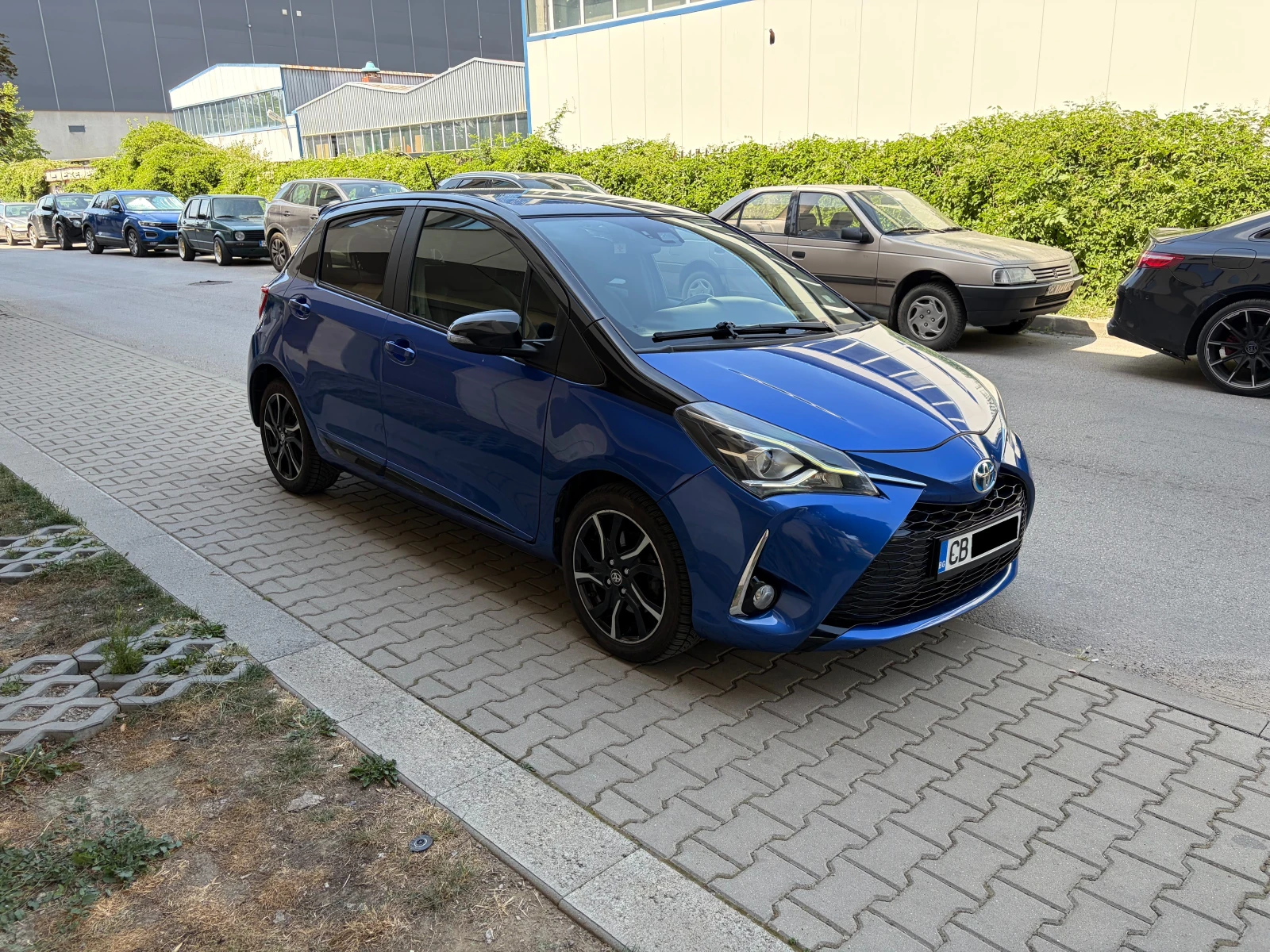 Toyota Yaris 1.5 VVT-i Hybrid e-CVT -в Гаранция, снимка 2 - Автомобили и джипове - 55300385